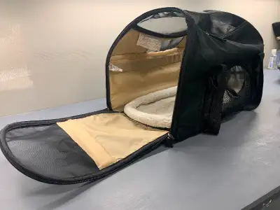 Small dog carrier No tears or rips All zippers work