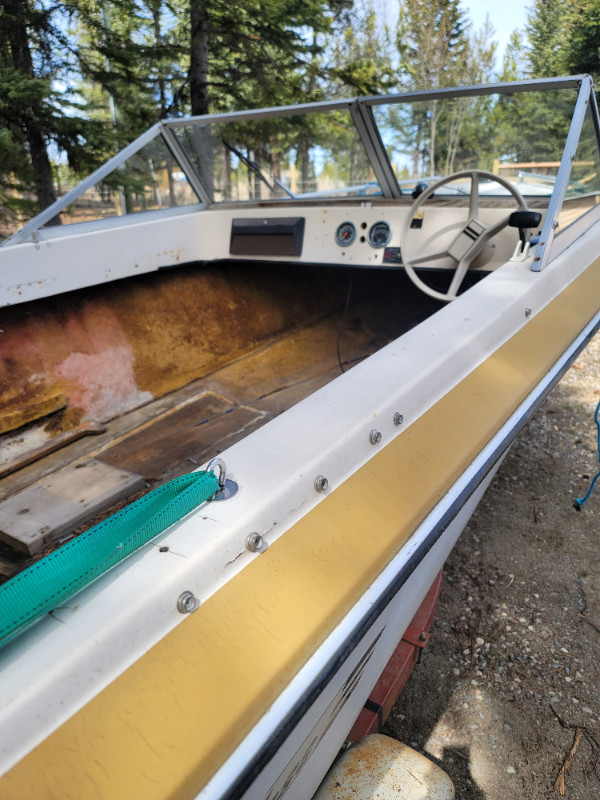 2 fishing boats needing tlc. 2 boat motors in Powerboats & Motorboats in 100 Mile House - Image 3