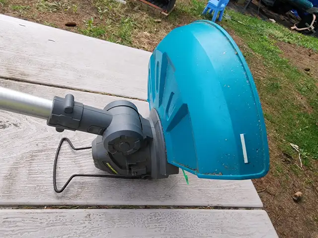 Yardworks 20 V Cordless Telescopic GrassTrimmer Edger Weedwacker in Lawnmowers & Leaf Blowers in Windsor Region - Image 6