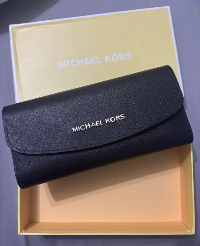 Michael Kors Wallet  in Women's - Bags & Wallets in Sudbury - Image 2