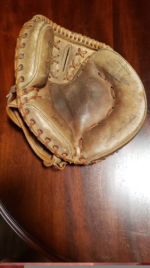 Vintage SEARS Baseball Glove $120 in Arts & Collectibles in Barrie - Image 3