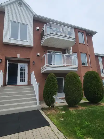GRAND CONDO A SAINT HUBERT 4 1/2  ENSOLEILLÉ !!