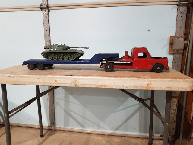 vintage stamped metal Structo truck, trailer with tank, 38" long in Arts & Collectibles in Sarnia - Image 2