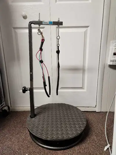 For small pets like a cat or a chihuahua. Located in Manotick. Can also meet near the experimental f...