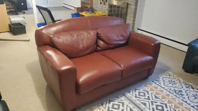 Red leather love seat couch in Couches & Futons in Ottawa - Image 2