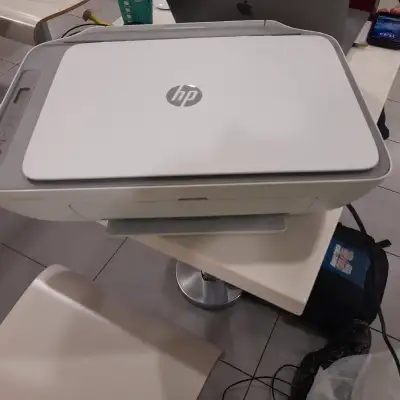 Imprimante HP DeskJet 2700 avec une (1) cartouche de couleur gra