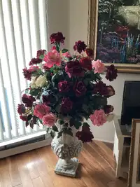 Vase de plancher en terre cuite avec roses en soie