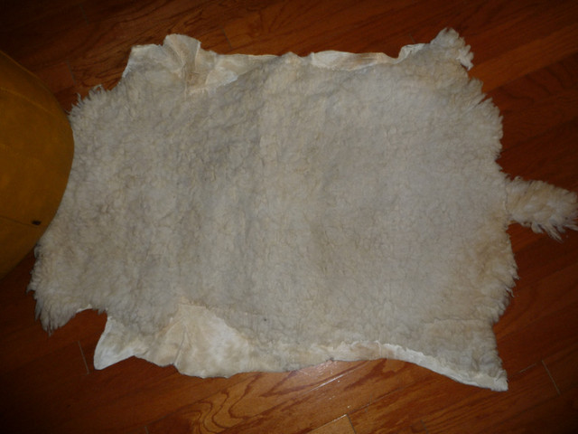 2 Beaux tapis Peau de Mouton/ Genuine Natural Sheepskin Rugs in Rugs, Carpets & Runners in Longueuil / South Shore