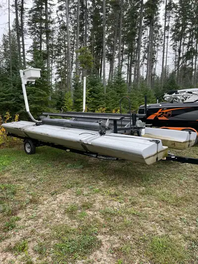 6000lb Power pack w/solar panel Tournament boat bracket Remote 5 years old Like new condition