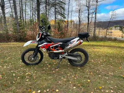 KTM 690 enduro Semi route semi trail Toujours entreposé Pneus neuf 2e propriétaires Nous l’avons trè...