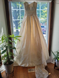 Brand New, Gorgeous Raw Silk Wedding Gown - Size 6