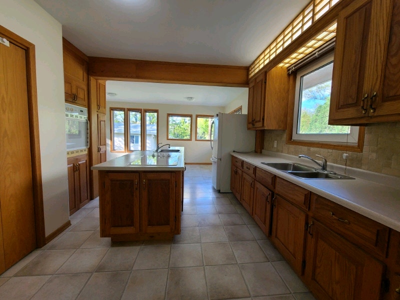 Pet friendly 3bedroom 2 baths bungalow with garage in St. Vital Long