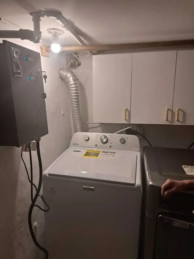 Coin and credit card paybox timer. Canada in Washers & Dryers in Hamilton - Image 2