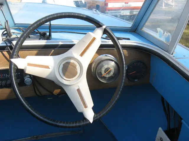 16' SPRINGBOK w/ YAMAHA 60 H.P. Outboard Motor in Powerboats & Motorboats in Saskatoon - Image 6