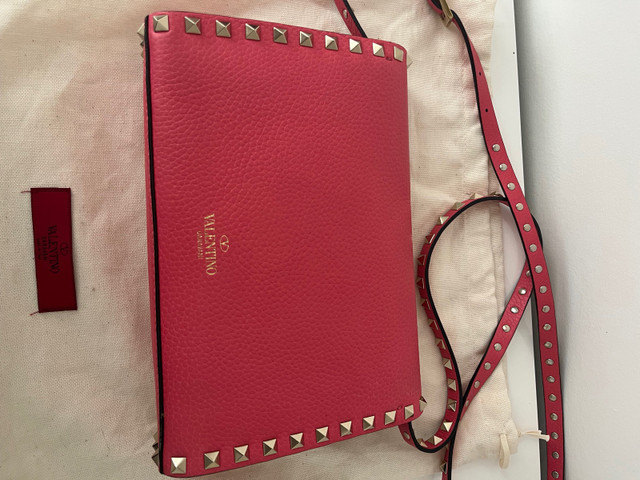 Valentino Rockstud bright pink crossbody bag purse  in Women's - Bags & Wallets in City of Toronto - Image 2