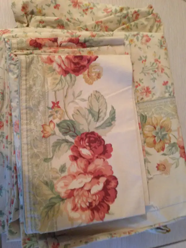 drap, santé et coton, couvre matelas, couverture en flanelle in Bedding in Edmundston - Image 6