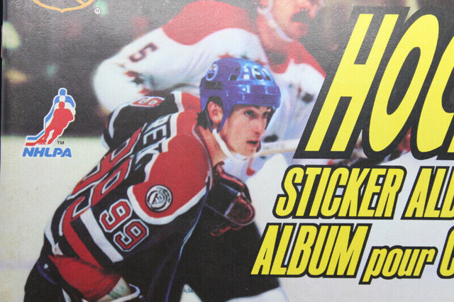 1982-83 O-Pee-Chee Hockey Sticker Empty Album NHL Wayne Gretzky dans Art et objets de collection  à Laval/Rive Nord - Image 2