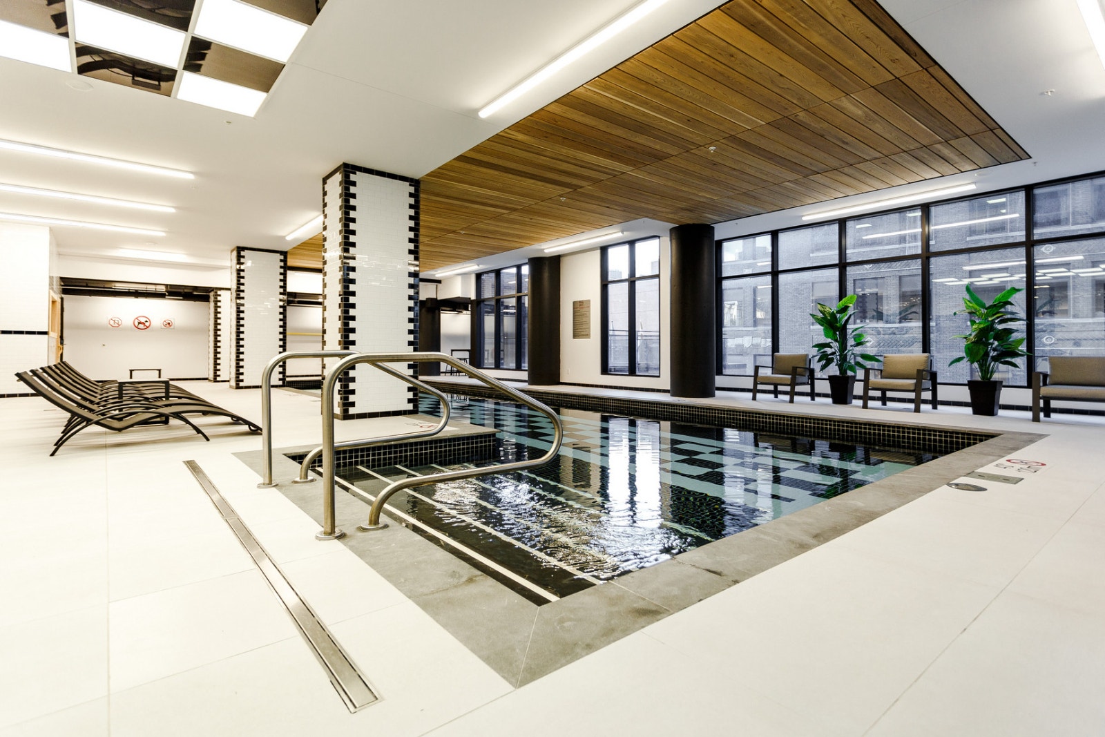 CESSION DE BAIL / LEASE TRANSFER- 3 1/2  Quartier des Spectacles — photo 2