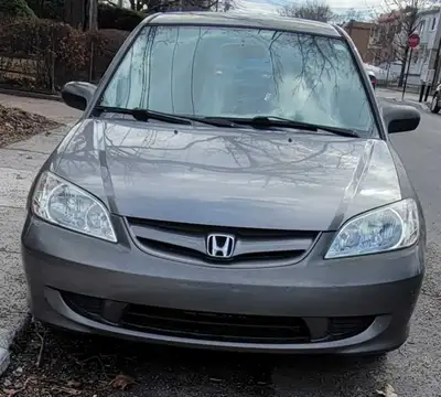 Honda civic 2004 Édition Spéciale, pour pièces. Raison du bas prix presence d'un trou de rouille aux...