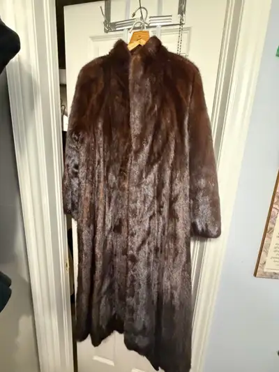 BEAUTIFUL MINK FUR COAT - WOMEN’s LARGE / MEN’s MEDIUM, View more