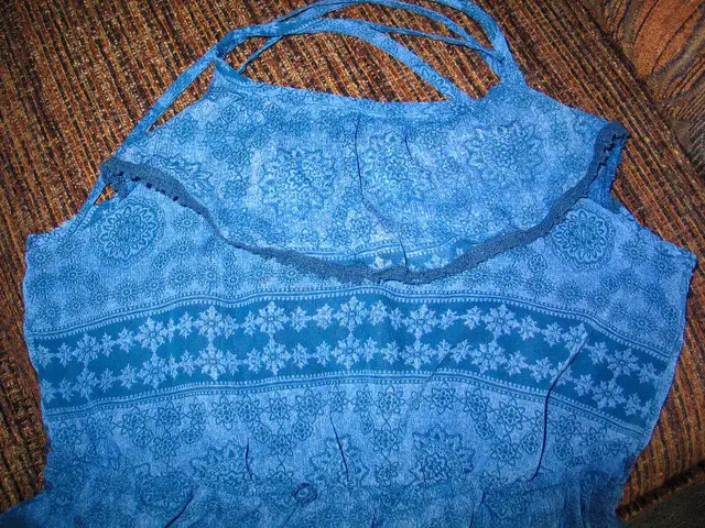 Girls Blue Sleeveless Chiffon Party Dress Size 10-12 in Kids & Youth in Calgary - Image 3