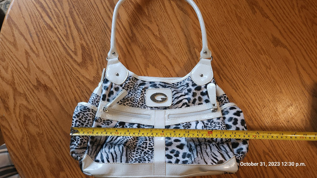 GUESS handbag in Women's - Bags & Wallets in Oshawa / Durham Region - Image 4