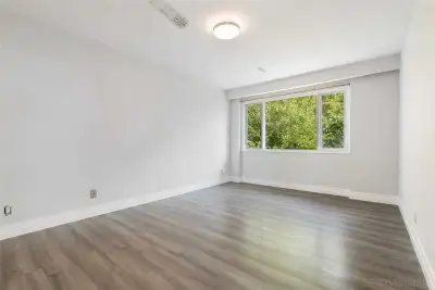 room for rent in a house near the subway