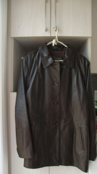 Manteau de cuir court flambant neuf (bas des fesses)