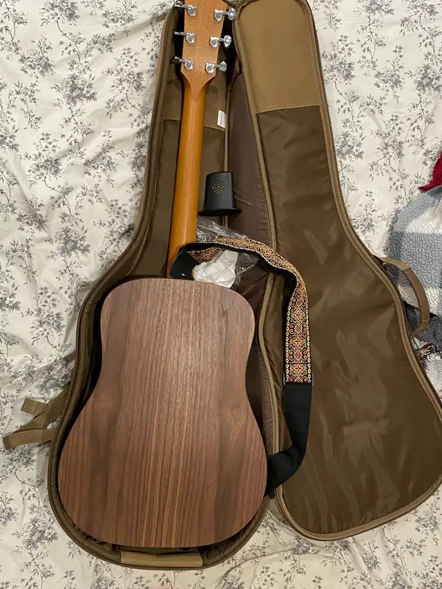 Big Baby Taylor in perfect condition63654760371843121