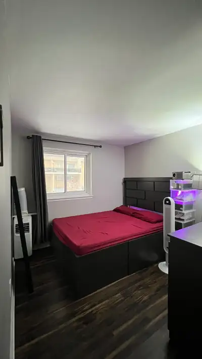 Room available. Located at morningside and lawrence. Close to no frills, food basics, shoppers drug...