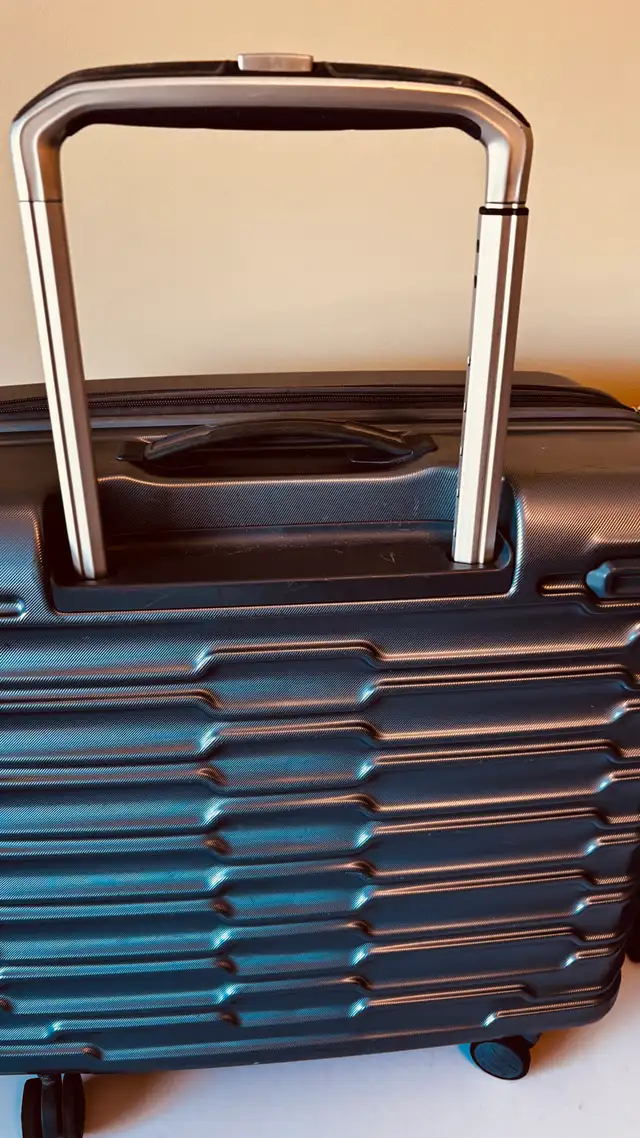 Samsonite Stryde suitcases in Bags & Luggage in Ottawa - Image 4
