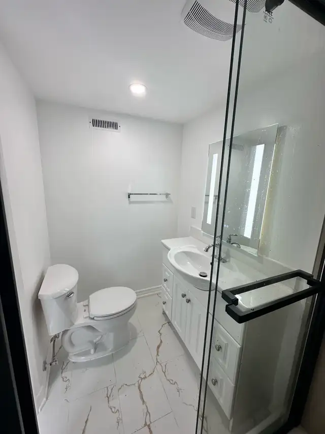 Private Room for Rent with Car Parking in Room Rentals & Roommates in Mississauga / Peel Region - Image 5