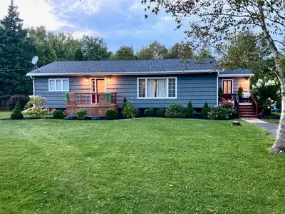 Charming Main Level Private Unit near Hunter River – Central Location! Heat and lights included. 1 y...