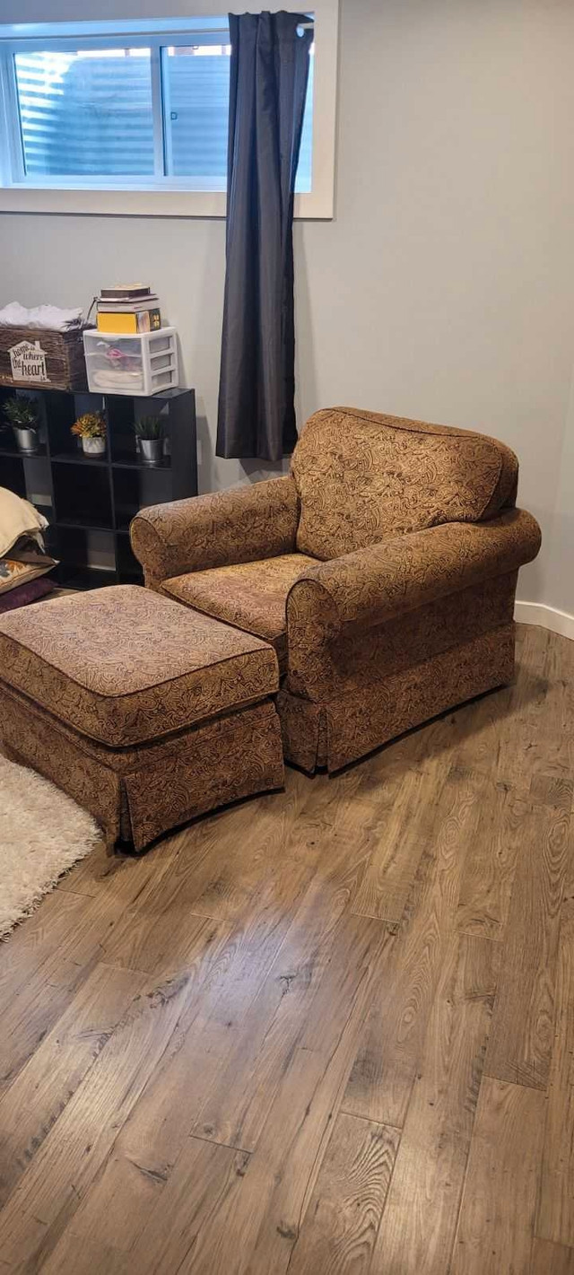 Chair with ottoman  in Chairs & Recliners in St. Albert - Image 2