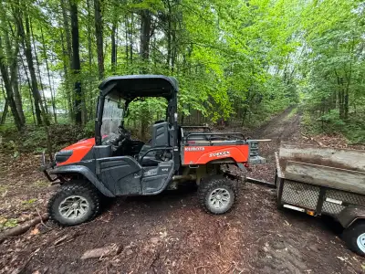 Kubota 2019 4287 KM et 175 heures d’utilisation. Râtelier, treuil, caisse de chargement avec «agrand...