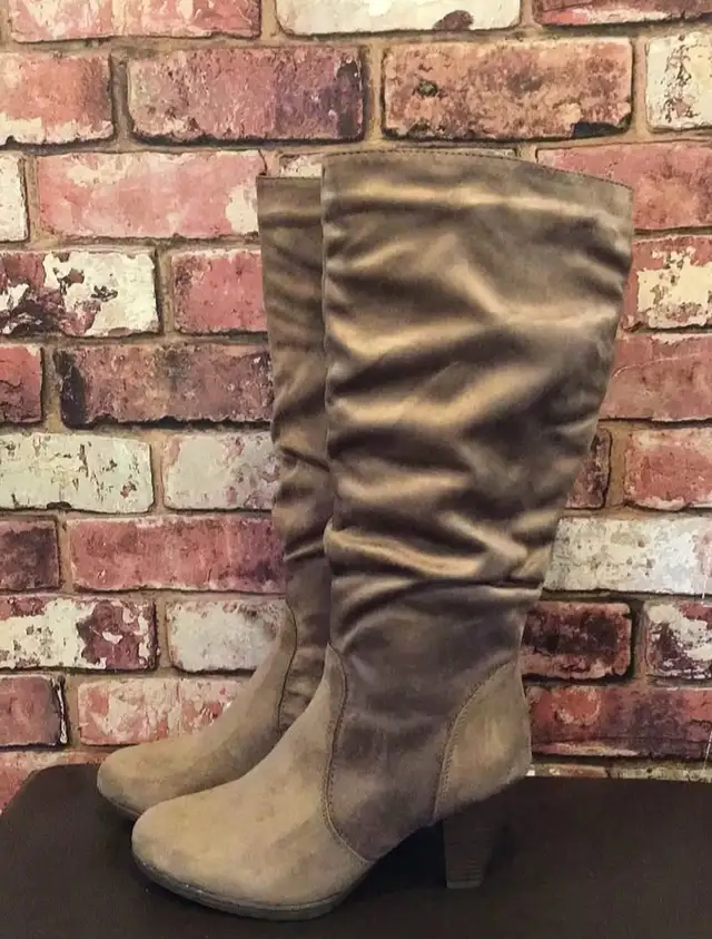 BRAND NEW BOOTS-SIZE 8