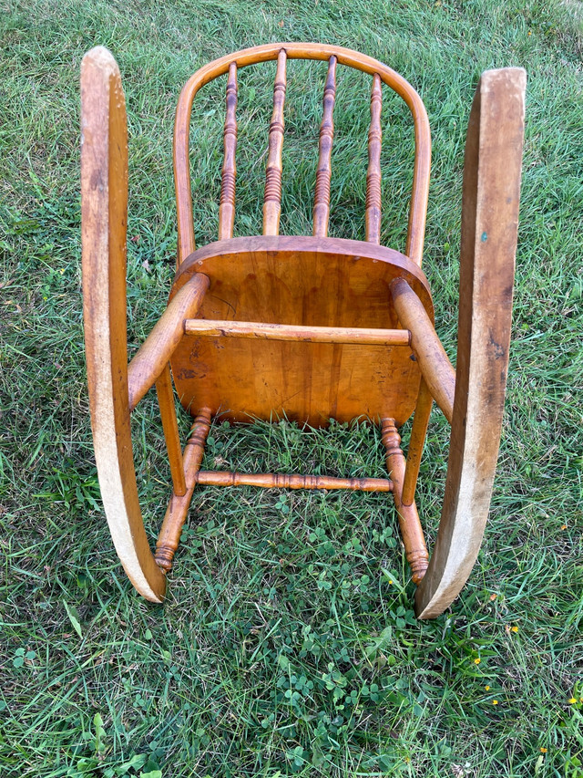 Petite chaise berçante antique en bois  dans Chaises, Fauteuils inclinables  à Ouest de l’Île - Image 4