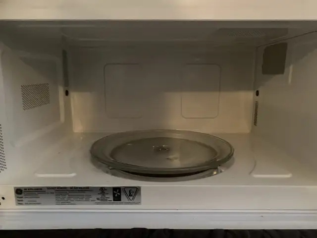 GE  Over range White Microwave in Microwaves & Cookers in Oshawa / Durham Region - Image 4