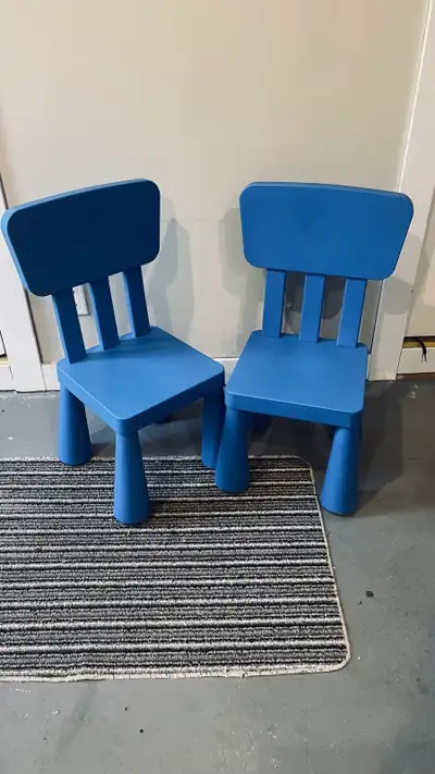Ces deux chaises bleues IKEA Mammut pour enfants sont parfaites pour créer un espace de jeu coloré e...