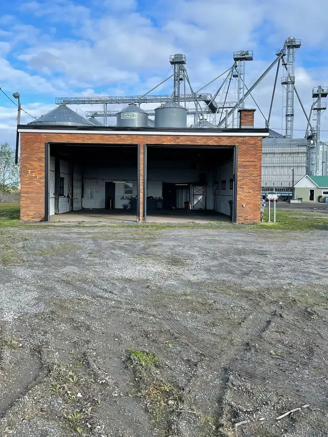 Espace industriel à louer avec grand espace extérieur in Other Business & Industrial in Longueuil / South Shore - Image 5