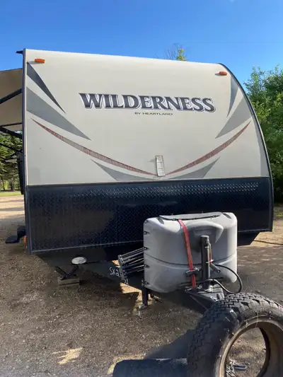 2016 wilderness ultra lite 28 foot push out pull trailer. Master bedroom at front, large bathroom at...