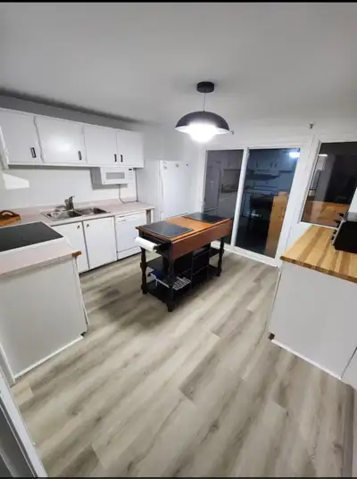 Escape to Serenity: Stylish Forest Glade Retreat near Battery Plant Immerse yourself in nature's tra...