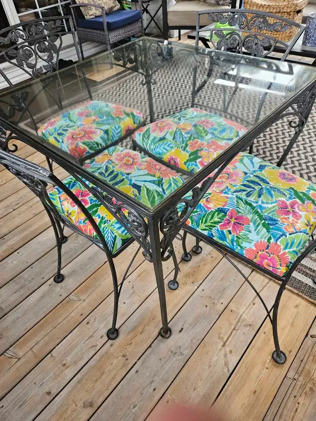 Cast Iron Table and Chairs in Dining Tables & Sets in Brockville - Image 6