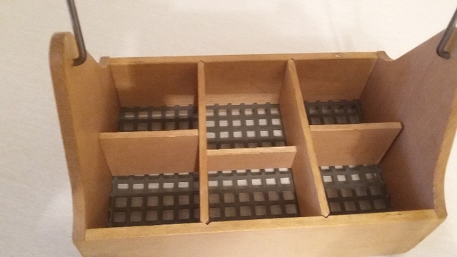 Wooden six-compartment carrier $3 in Hobbies & Crafts in Strathcona County - Image 2