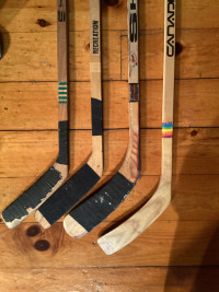 LOT DE 4 BÂTONS DE HOCKEY VINTAGE EN BOIS 20 $ POUR LES 4