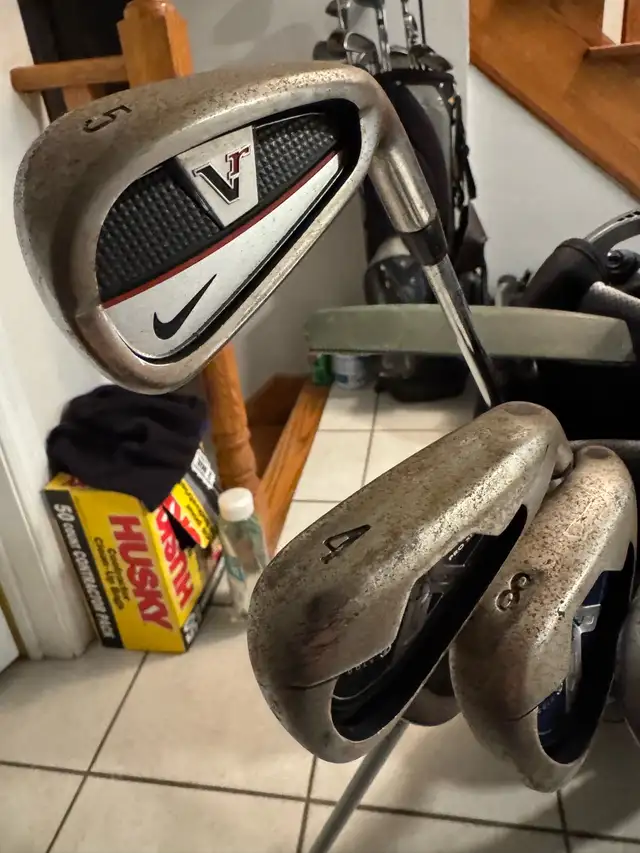 Taylor made golf club set with bag (right handed) in Golf in Markham / York Region - Image 9