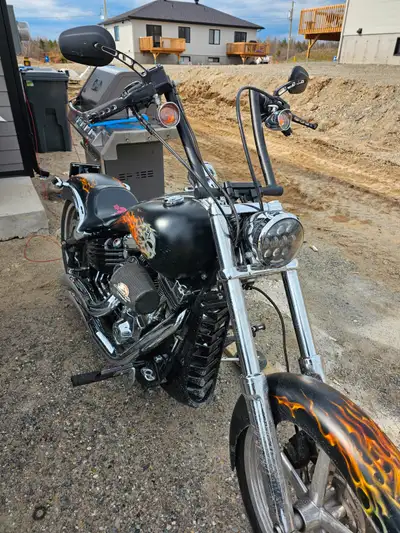 Harley-davidson Rocker C 2008 seulement 20400km, ancien show bike de Harley MTL, pneus neufs, vollan...