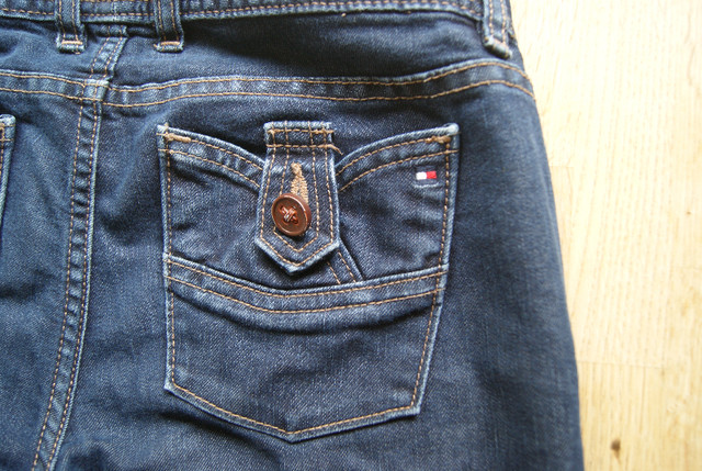 Tommy Hilfiger jeans women's size 4 in Women's - Bottoms in Gatineau - Image 4