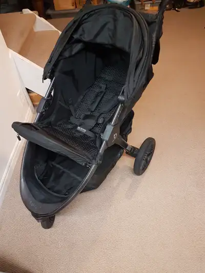 BRITAX JOGGING STROLLER IN EXCELLENT CONDITION 5 POINT SAFTEY HARNESS SWIVEL FRONT WHEEL TO MAKE FOR...