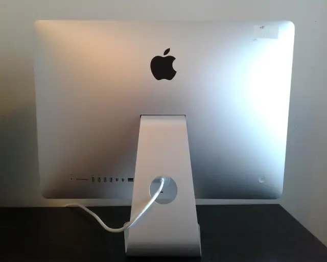 21.5 inch Apple iMac (Late 2015) - 2.8GHz / 1TB Storage | Desktop